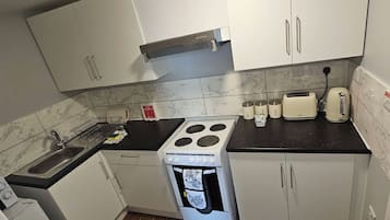 Studio, 1 lit une place, vue cour intérieure | Cuisine privée | Grille-pain, batterie de cuisine, vaisselle et ustensiles