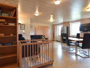 Maison Classique, 2 chambres | Salle de séjour | Lecteur de DVD