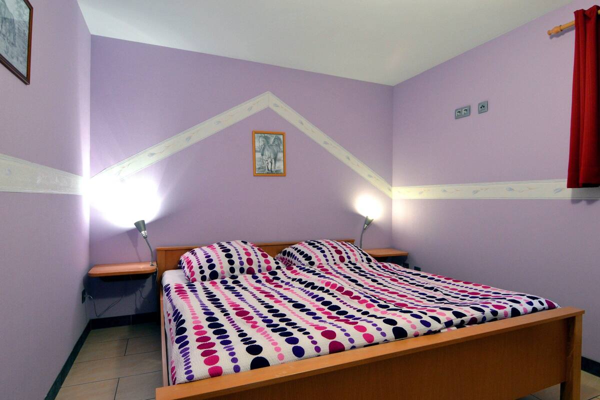 Rumah Klasik, 2 kamar tidur | 5 kamar tidur dan dilengkapi dengan perabotan berbeda-beda