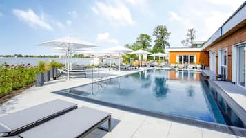 Una piscina al aire libre, una piscina climatizada