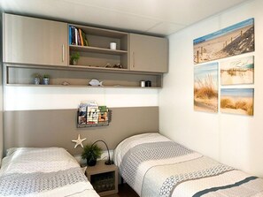 Classic Chalet, 2 Bedrooms - Nice Chalet With air Conditioning, on a Holiday Park, 1 km. From the Beach (Koudekerke)