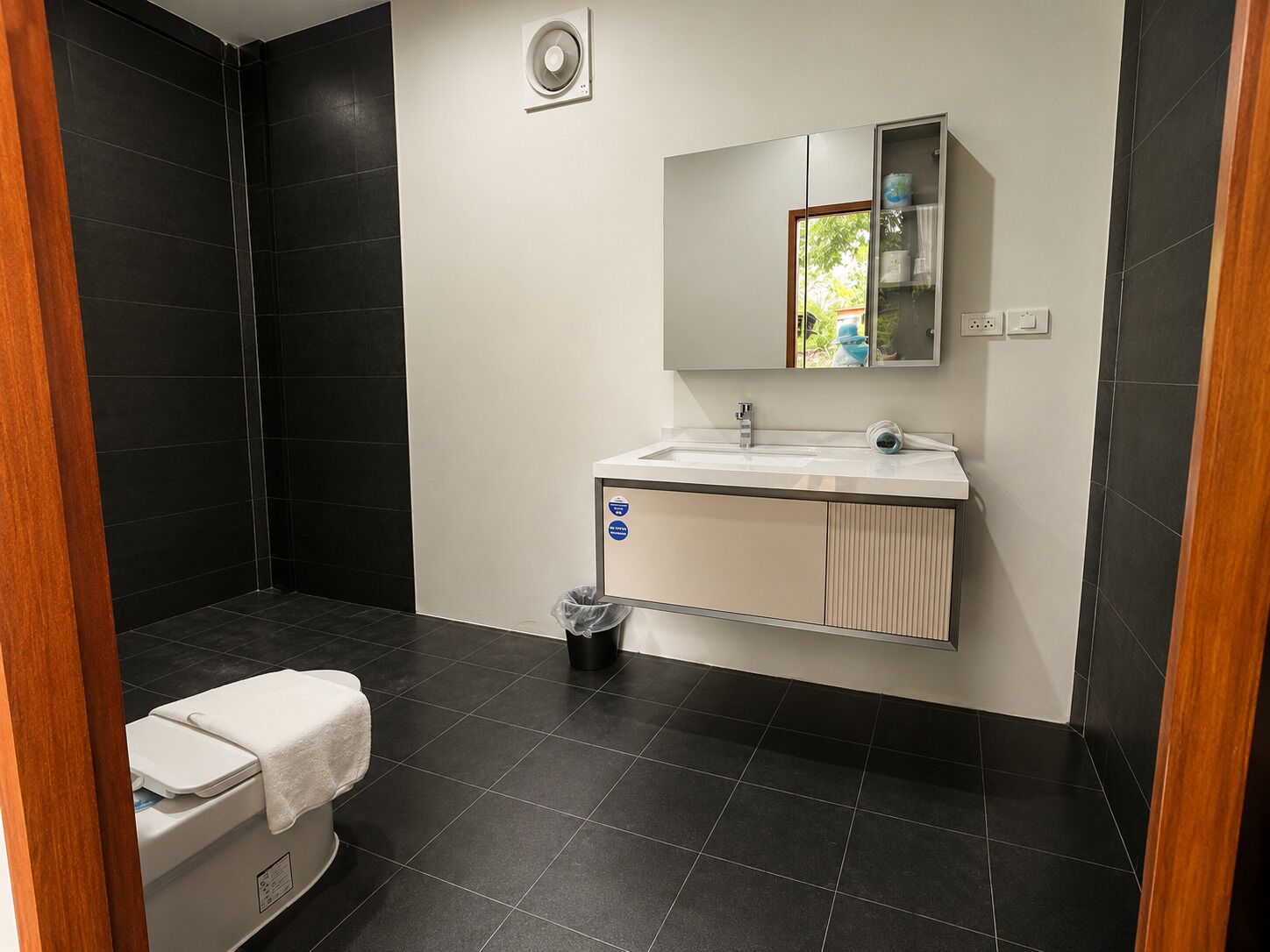 Habitación cuádruple, vistas al río | Baño | Ducha, cabezal de ducha tipo lluvia, secador de pelo y albornoces