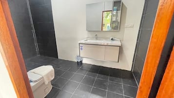 Quadruple Room, River View | Bathroom