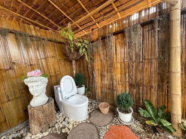 Tienda de campaña, vista a la colina | Baño