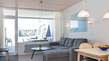 Classic Apartment, 2 Bedrooms | Dining