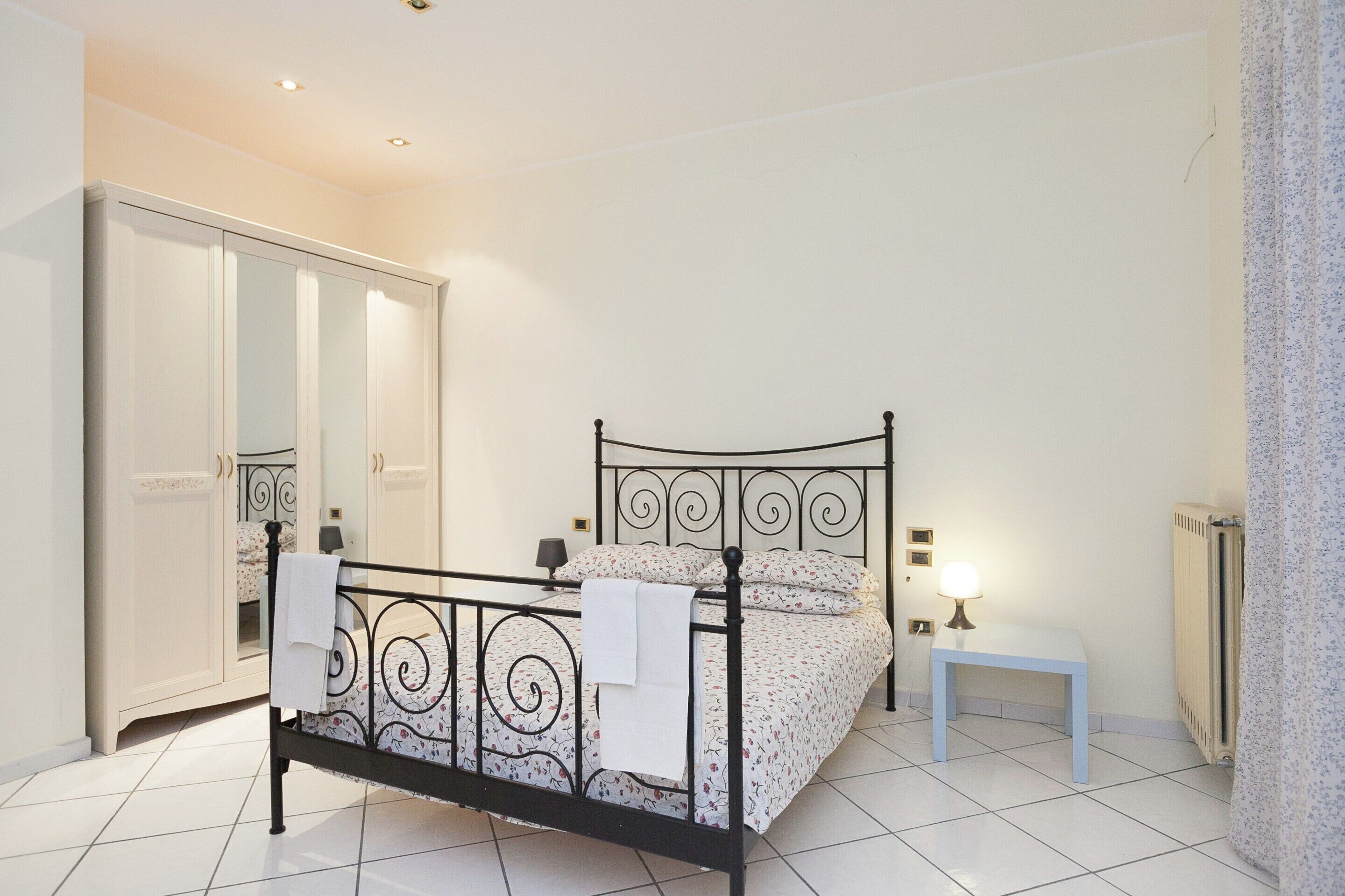 8 多间卧室、特色家居、床单