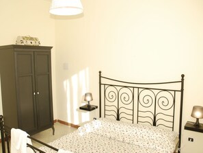 Classic House, 6 Bedrooms | 8 bedrooms, individually furnished, bed sheets - Apartment at the Foot of Mt. Vesuvius (Trecase)