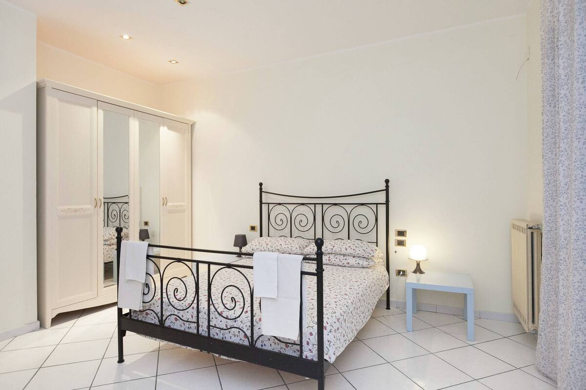 8 bedrooms, individually furnished, bed sheets