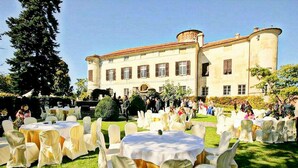 An outdoor wedding venue with round tables covered in white tablecloths and chairs with white covers. - Luxurious Apartment in Rocca Grimalda With Garden (Rocca Grimalda)