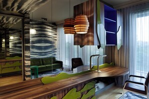 ลักซ์ชัวรี่อพาร์ทเมนท์, 2 ห้องนอน, เห็นวิวทะเลสาบบางส่วน | ตู้นิรภัยในห้องพัก, โต๊ะทำงาน, พื้นที่ทำงานแบบใช้แล็ปท็อป, ผ้าม่านกันแสง