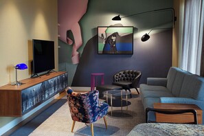 Deluxe Apartment, City View | Living room