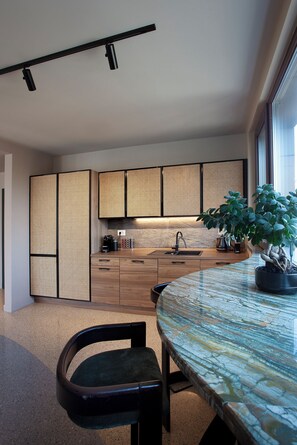 Deluxe Apartment, Park View | Private kitchen