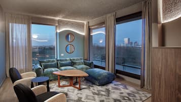 Apartemen Presidensial, 3 kamar tidur, pemandangan danau | Brankas, meja kerja, ruang kerja ramah laptop, dan tirai kedap cahaya