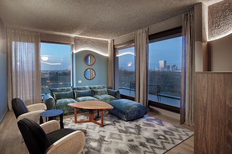 Caja de seguridad en la habitación y escritorio