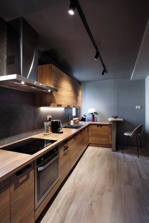 Departamento Premier, vista al parque | Cocina privada | Refrigerador con congelador, microondas, horno y parrilla de estufa