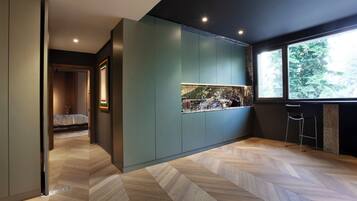 Geladeira grande, micro-ondas, fogão, cooktop