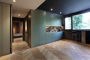 Full-sized fridge, microwave, oven, stovetop