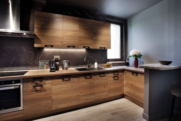 Appartement « Premier », vue parc | Cuisine privée | Grand réfrigérateur, micro-ondes, four, plaque de cuisson