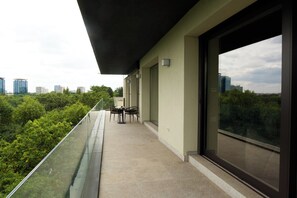 Luxury Apartment, 2 Bedrooms, Partial Lake View | Terrace/patio