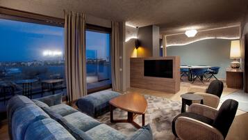 Apartemen Presidensial, 3 kamar tidur, pemandangan danau | Brankas, meja kerja, ruang kerja ramah laptop, dan tirai kedap cahaya