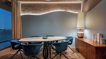 Lägenhet Presidential - 3 sovrum - sjöutsikt | Värdeförvaringsskåp på rummet, skrivbord och arbetsyta för laptop