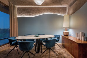 Departamento presidencial, 3 habitaciones, vista al lago | Caja de seguridad en la habitación y escritorio