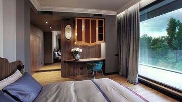 Luksushuoneisto, 2 makuuhuonetta, osittainen järvinäköala | Tallelokero huoneessa, työpöytä