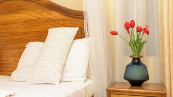 Individuell dekoriert, Schreibtisch, laptopgeeigneter Arbeitsplatz