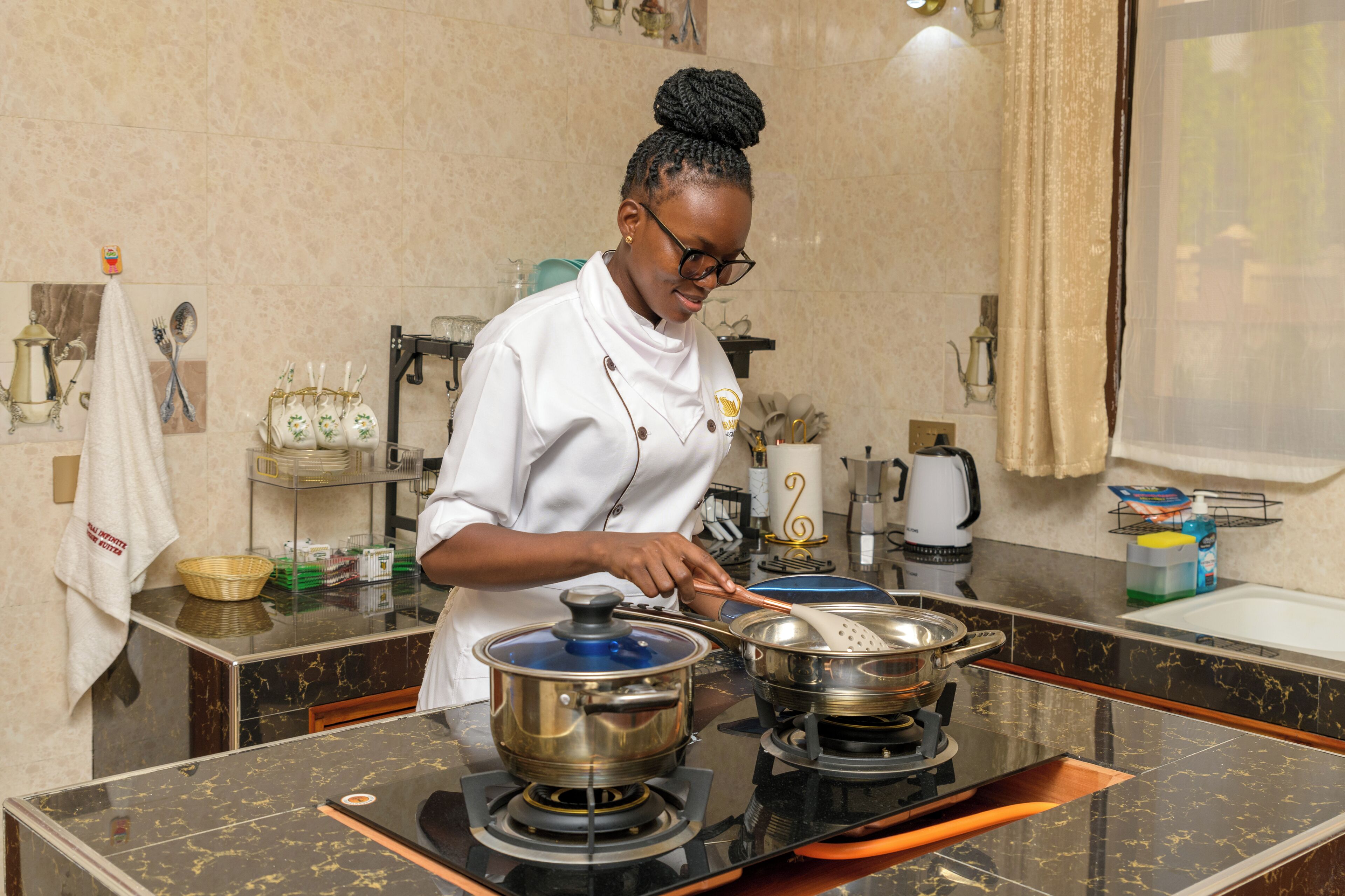 电热水壶、烤盘、提供环保清洁产品、纸巾