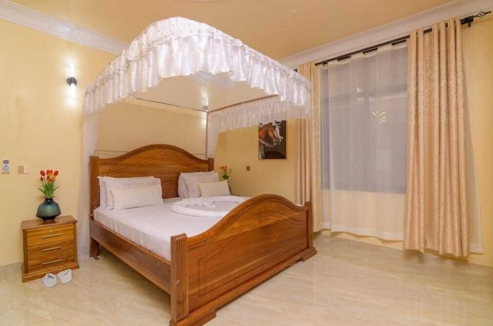 Decoración personalizada, escritorio y espacio para trabajar con laptop 