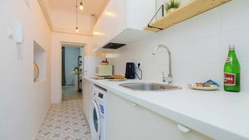 Apartament clàssic, vistes a la ciutat | Cuina privada | Bullidora elèctrica, congelador i una taula de menjador