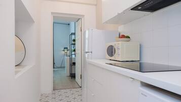 Apartament clàssic, vistes a la ciutat | Cuina privada | Bullidora elèctrica, congelador i una taula de menjador