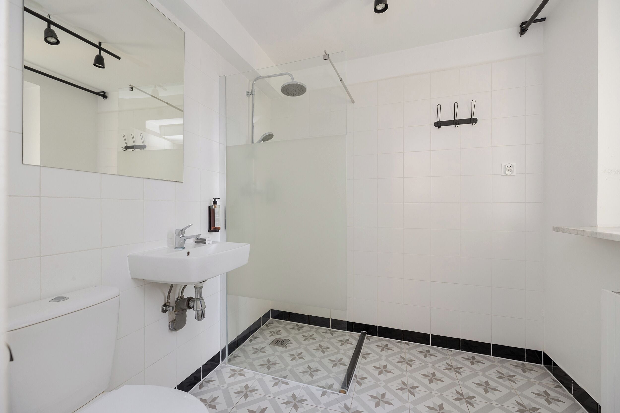 Classic Studio Suite, City View | Bathroom