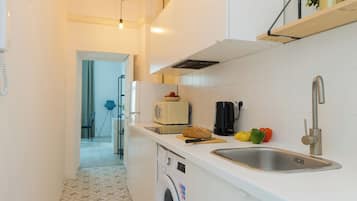 Apartament Comfort, vistes a la ciutat | Cuina privada | Bullidora elèctrica, congelador i una taula de menjador