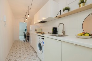 Suite studio classique, vue sur la ville | Cuisine privée | Bouilloire électrique, congélateur, table de salle à manger