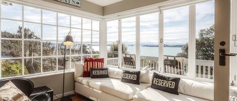 Televisio, takka, DVD-soitin, stereot