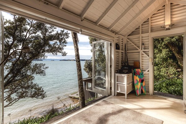 Interior - The Boat House at Arran Bay - The Boat House at Arran Bay is a spectacular family holiday home in Arran Bay. With 4 bedrooms, plus caravan sleepout,it can sleep up to 8 adults and 12 guests in total. (Waiheke Island)