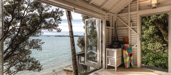 The Boat House at Arran Bay - The Boat House at Arran Bay is a spectacular family holiday home in Arran Bay. With 4 bedrooms, plus caravan sleepout,it can sleep up to 8 adults and 12 guests in total.