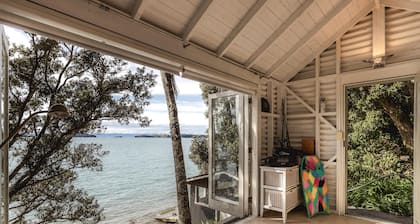 The Boat House at Arran Bay - The Boat House at Arran Bay is a spectacular family holiday home in Arran Bay. With 4 bedrooms, plus caravan sleepout,it can sleep up to 8 adults and 12 guests in total.