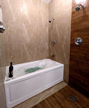 Bañera de hidromasaje, secador de pelo, toallas y jabón