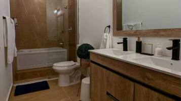 Whirlpool, Haartrockner, Handtücher, Seife