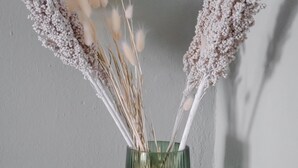 A green vase with dried flowers on a woven tray. - Orsiida Classic Double Room Volos (Volos)