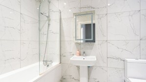 Unclassified image, 3 of 15, button - Modern 3 Bedrooms Apartment in Canning Town (London)