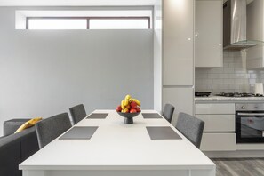 Appartement | Cuisine privée | Réfrigérateur, four à micro-ondes, un four, surface de cuisson