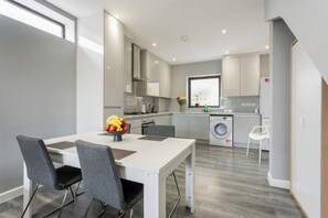 公寓 | 私人廚房 | 電冰箱、微波爐、烤箱、爐台