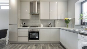 Unclassified image, 4 of 15, button - Modern 3 Bedrooms Apartment in Canning Town (London)