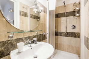 Economy Condo | Bathroom | Shower, hair dryer, towels, soap - Sanniti's Apartments (Rome)