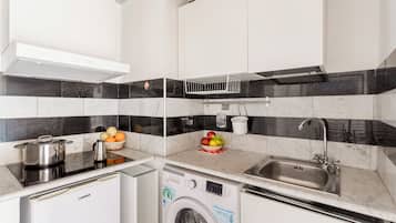 Apartamento urbano, 1 quarto, para não fumantes | Cozinha privada | Geladeira, cooktop, talheres/pratos/utensílios de cozinha