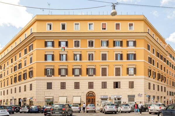 Front of property - Sanniti's Apartments (Rome)