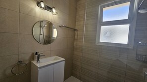 Dusj, hårføner og håndklær